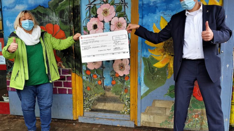 20. Dezember 2020, 22:28 Uhr173× gelesen Analyse und Benchmark Kiwanis Spenden an Kinderhaus Langenrain Aufgeschoben ist nicht aufgehoben Autor: Oliver Fiedler aus Gottmadingen Spende Kiwanis | Foto: Kiwanis-Präsident Olaf Rühlemann bei der symbolischen Spendenübergabe an die Leiterin des Kinderhaus Langenrain, Monika Graf. swb-Bild: Kiwani Spende KiwanisFoto: Kiwanis-Präsident Olaf Rühlemann bei der symbolischen Spendenübergabe an die Leiterin des Kinderhaus Langenrain, Monika Graf. swb-Bild: Kiwanis