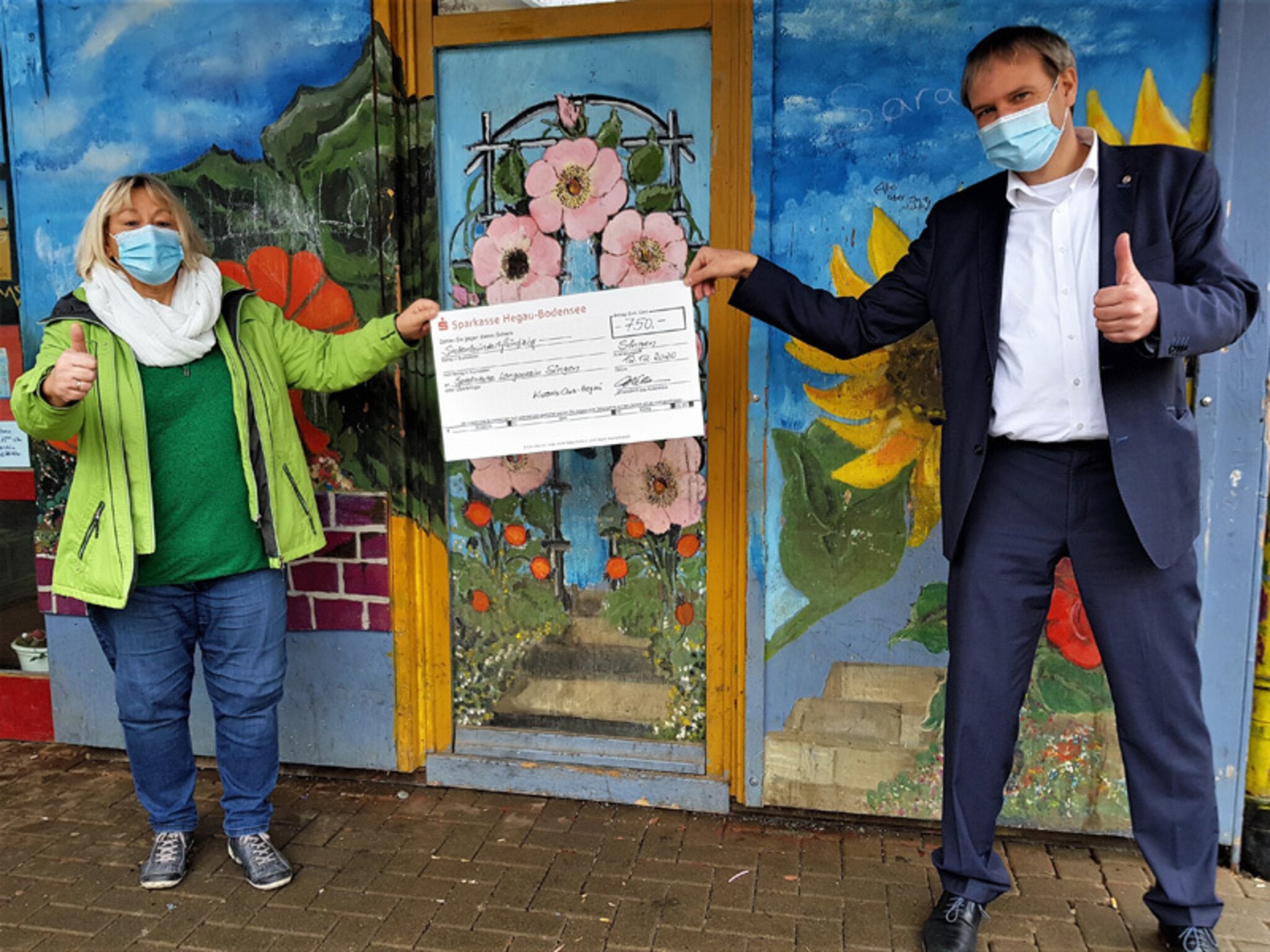 20. Dezember 2020, 22:28 Uhr173× gelesen Analyse und Benchmark Kiwanis Spenden an Kinderhaus Langenrain Aufgeschoben ist nicht aufgehoben Autor: Oliver Fiedler aus Gottmadingen Spende Kiwanis | Foto: Kiwanis-Präsident Olaf Rühlemann bei der symbolischen Spendenübergabe an die Leiterin des Kinderhaus Langenrain, Monika Graf. swb-Bild: Kiwani Spende KiwanisFoto: Kiwanis-Präsident Olaf Rühlemann bei der symbolischen Spendenübergabe an die Leiterin des Kinderhaus Langenrain, Monika Graf. swb-Bild: Kiwanis