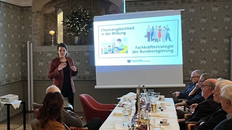 Dr. Lina Seitzl, MdB (li., stehend) im Gespräch mit Mitgliedern des Kiwanis Clubs Hegau Schweiz.Foto: Büro Seitzl/Florian Reiners