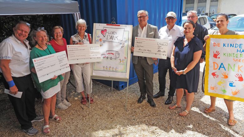 Bei der großen Spendenübergabe: Holger Reutemann und Dagmar Wenzler-Beger von der Narrenzunft Burg Rosenegg, Elvira Rebitzer und Liane Kerle vom Kreativmarktteam. Gregor Disse und Manfred Schreiner von den Kiwanis Singen-Hegau, Jenny Frankenhauser und Tanja Harder vom Jugendförderteam und dahinter Bürgermeister Ralf Baumert. Foto: Oliver Fiedler