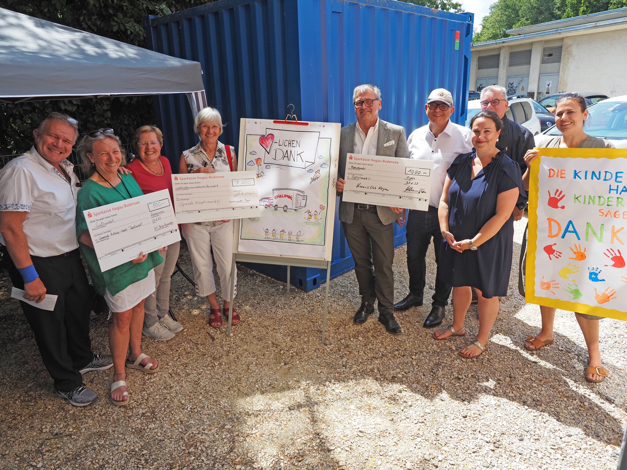 Bei der großen Spendenübergabe: Holger Reutemann und Dagmar Wenzler-Beger von der Narrenzunft Burg Rosenegg, Elvira Rebitzer und Liane Kerle vom Kreativmarktteam. Gregor Disse und Manfred Schreiner von den Kiwanis Singen-Hegau, Jenny Frankenhauser und Tanja Harder vom Jugendförderteam und dahinter Bürgermeister Ralf Baumert. Foto: Oliver Fiedler