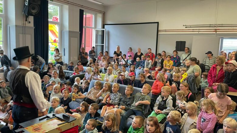 Alle Plätze waren besetzt, als Zauberer Piccolo mit seiner Show loslegte im Juca 60. Foto: Tanja Harder