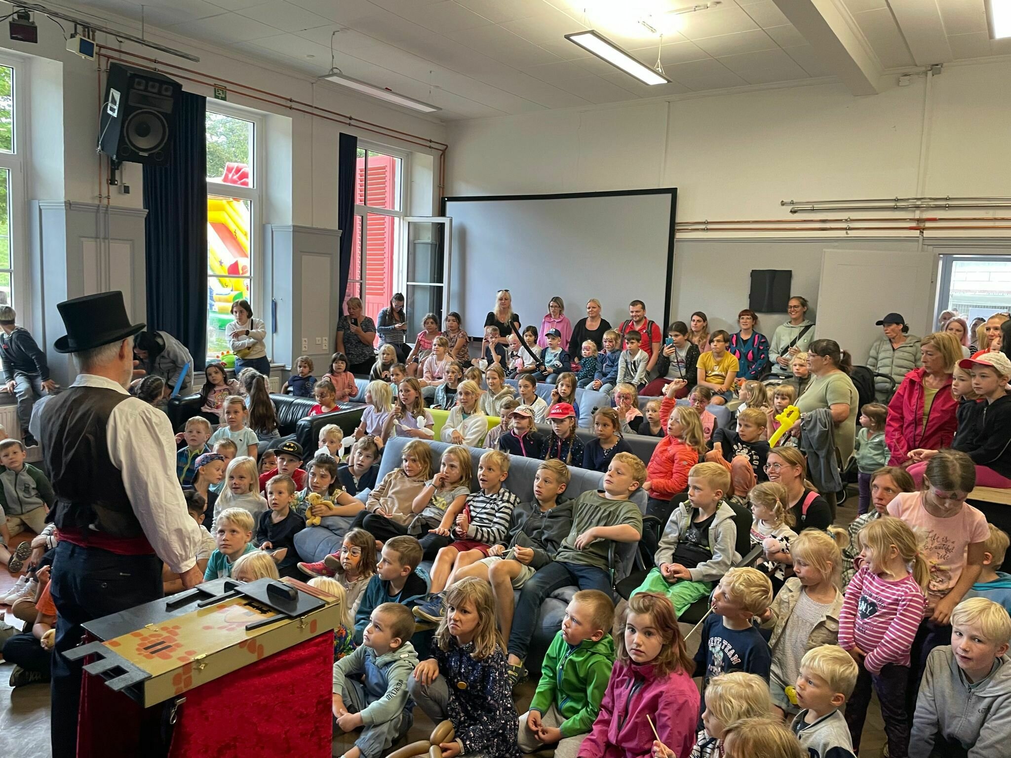 Alle Plätze waren besetzt, als Zauberer Piccolo mit seiner Show loslegte im Juca 60. Foto: Tanja Harder